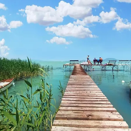 Nyaraló Tópart C *